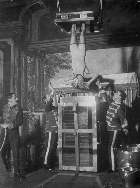 houdini_performing_water_torture_cell